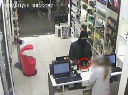 Ληστεία σε φαρμακείο...χαλαρά (video)