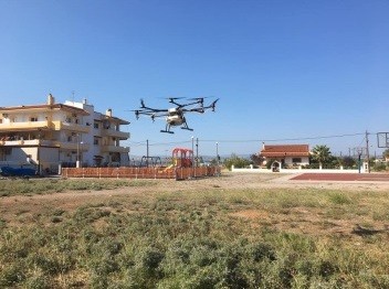 ΛΑΜΨΑΚΟΣ: Ανησυχία από την πτήση ψεκαστικού drone πάνω από παιδική χαρά