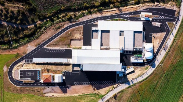 Ξεκίνησε η εμπορική λειτουργία της Μονάδας Επεξεργασίας Απορριμμάτων Θήβας