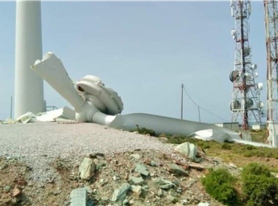 ΜΑΡΜΑΡΙ: Κατέρρευσε ανεμογεννήτρια στα καλά καθούμενα σε συνθήκες άπνοιας
