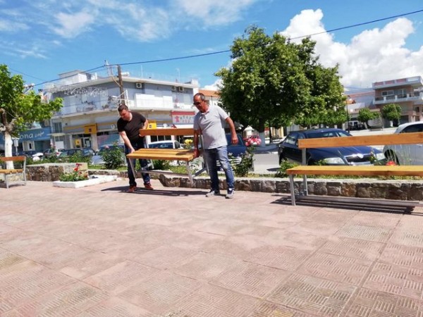 ΑΜΑΡΥΝΘΟΣ: Έβαλε παγκάκια ο σύλλογος επαγγελματιών