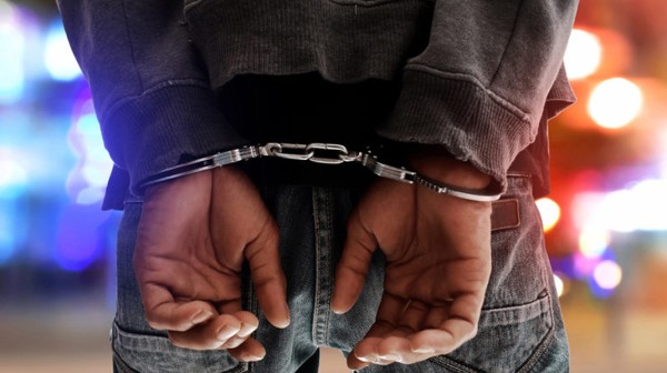 Συνελήφθη 53χρονος που καλούσε συμπολίτες του να εντοπίσουν εμπρηστές και να τους βασανίσουν