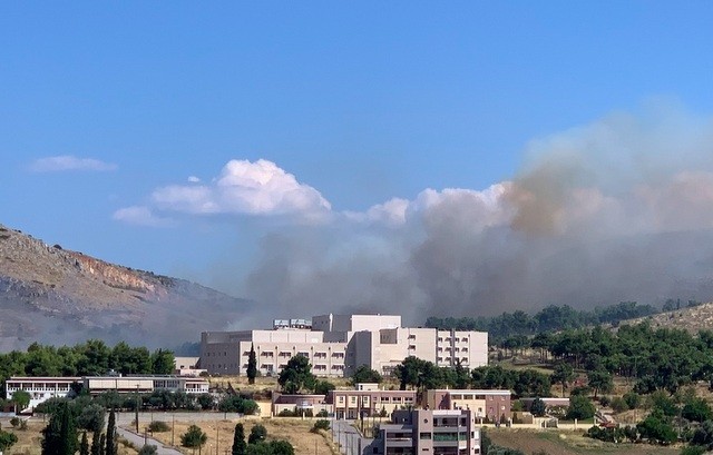 ΧΑΛΚΙΔΑ: Η φωτιά στο Νοσοκομείο ...έκλεισε το δρόμο για Νότια Εύβοια