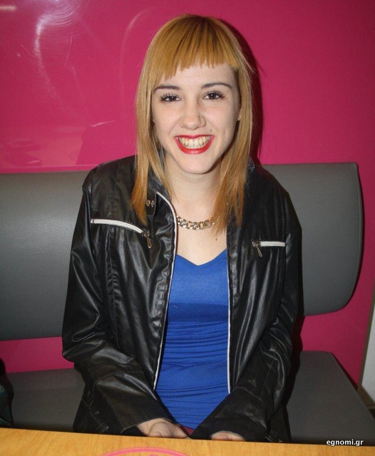 Η Λένα προσέχει τον καθρέφτη!