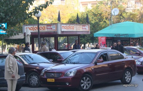 Στόλισαν την πιάτσα με μαύρες σημαίες