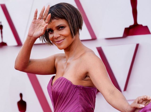 Η Halle Berry αποκάλυψε τη μάσκα προσώπου που κάνει η ίδια και τη φτιάχνει με τα χεράκια της!