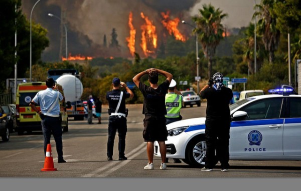 Κόλαση φωτιάς στη Βαρυμπόμπη- Εγκλωβισμένοι αστυνομικοί και πυροσβέστες- Επιχείρηση διάσωσης με ελικόπτερα