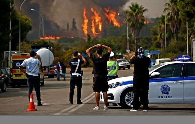Κόλαση φωτιάς στη Βαρυμπόμπη- Εγκλωβισμένοι αστυνομικοί και πυροσβέστες- Επιχείρηση διάσωσης με ελικόπτερα