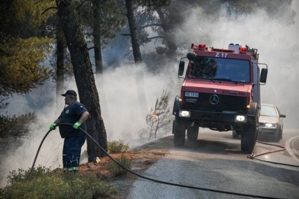 Εκατοντάδες πυροσβέστες επιχειρούν ακόμη στη Βόρεια Εύβοια