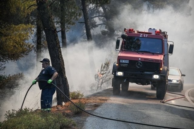 Εκατοντάδες πυροσβέστες επιχειρούν ακόμη στη Βόρεια Εύβοια