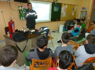 Δύο πυροσβέστες στο 6ο Δημοτικό Σχολείο Χαλκίδας