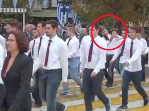 Τράβηξαν selfie την ώρα της παρέλασης και πήραν τριήμερη αποβολή