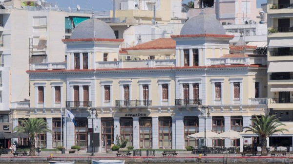 ΧΑΛΚΙΔΑ: Διαμαρτυρία στο Δημαρχείο για την ασφάλεια των μαθητών στα σχολεία του Δήμου