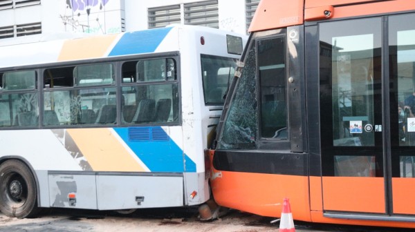 Λιποθύμησε ο οδηγός του τραμ που έπεσε ...φρεναριστό πάνω στο αστικό και από τύχη δεν θρηνήσαμε θύματα