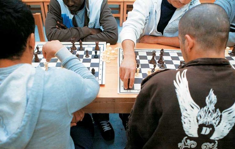 Οι κρατούμενοι παίζουν σκάκι στη φυλακή