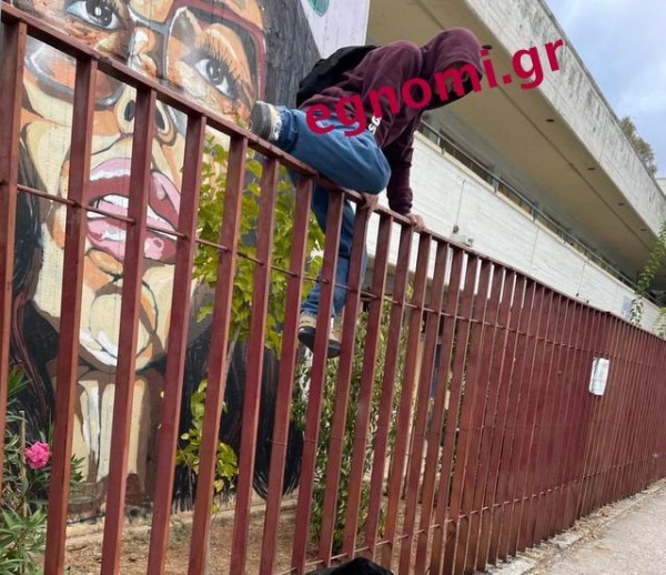 ΕΠΑΛ ΧΑΛΚΙΔΑΣ: Μαθητές πηδούν τα κάγκελα για να μπουν στο σχολείο