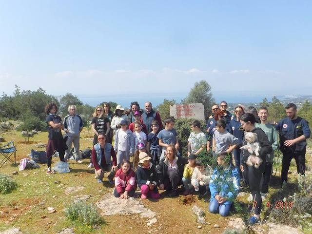 ΔΗΜΟΤΙΚΟ ΣΧΟΛΕΙΟ ΜΑΛΑΚΩΝΤΑ: Φύτεψαν δεντράκια στο βουνό