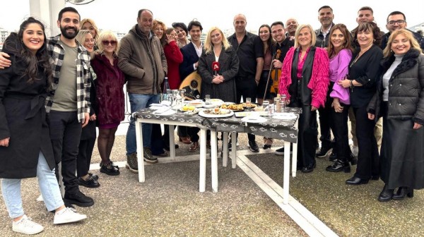 ΧΑΛΚΙΔΑ: Ο Δημήτρης Ελευθερίου πήρε πάνω του την διαφήμιση για τα Γαϊτανάκια του Ευρίπου