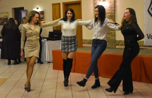 Εβαλαν τα καλά τους και ...χόρεψαν μέσα στα Μελίσσια τα κορίτσια του Ηρακλή Χαλκίδας