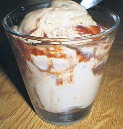 Παγωτό μόκα με σάλτσα σοκολάτας