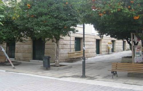 Μπήκε να ουρήσει στο γραφείο δικαστή!