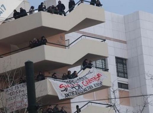 Θα φύγουμε μόνο με ασθενοφόρο