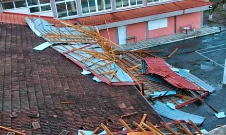 Καταστροφή στη Λαμία από δυνατούς ανέμους