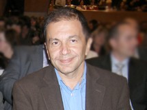 Κατεβάζει 7+2