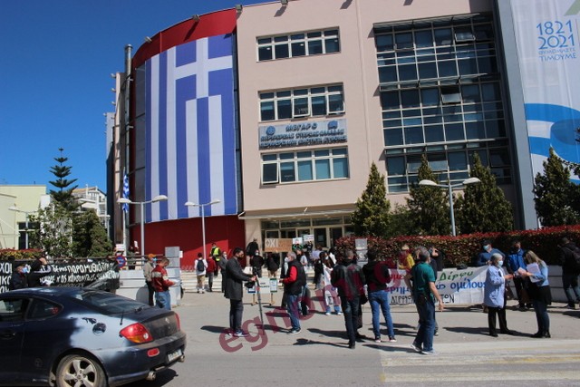 Διαμαρτυρία για τις ανεμογεννήτριες στο Διοικητήριο Χαλκίδας