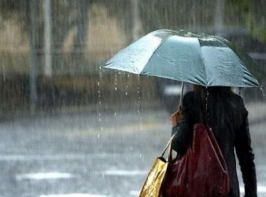 Ανοιξαν οι ουρανοί στην Αθήνα - Ερχονται βροχές και στην Εύβοια