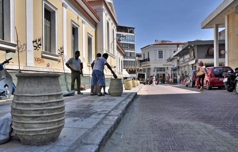 Γέμισε πιθάρια η οδός Συγγρού στη Χαλκίδα