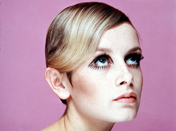 Γύρισε τις βλεφαρίδες ανάποδα!