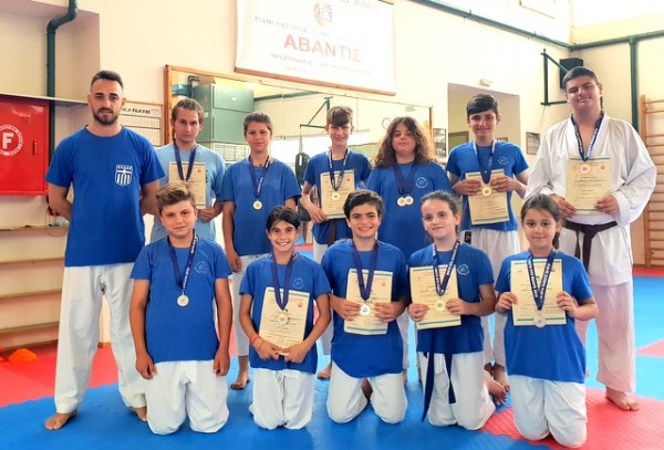 Ο Πανευβοϊκός Σύλλογος Αβαντίς κέρδισε 68 μετάλλια στη γιορτή του καράτε