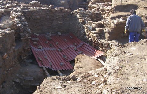 Σκέπασαν με λαμαρίνες τα αρχαία στο Αλιβέρι