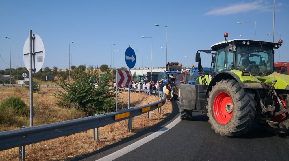 Κινητοποίηση αγροτών στον κόμβο Μαντουδίου την τελευταία μέρα του Απρίλη