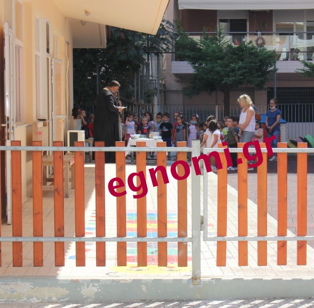 ΣΧΟΛΕΙΑ: Έβγαλαν τις μάσκες μόνο στο προαύλιο