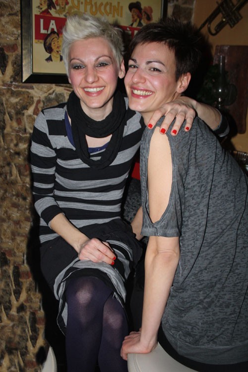 Δύο αδελφές με υψηλή αυτοπεποίθηση