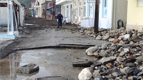 ΠΑΡΑΛΙΑ ΚΥΜΗΣ: Τα κύματα κατέστρεψαν δρόμους και περιουσίες (VIDEO)