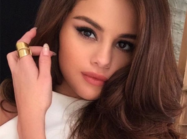Έτσι θα αποκτήσετε το βλέμμα της Selena Gomez (video)