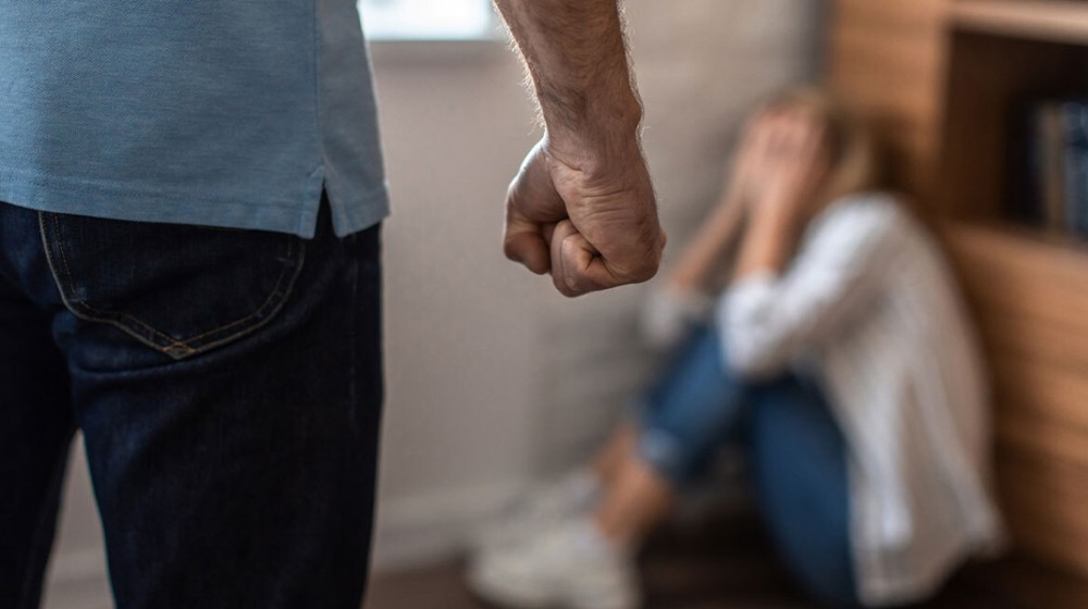 Συνελήφθη δημοσιογράφος της ΕΡΤ κατηγορούμενος για ξυλοδαρμό της συντρόφου του