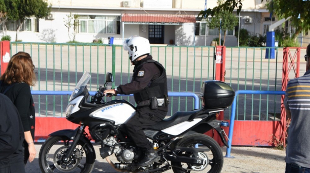 Ανήλικοι πέταξαν κροτίδες και αβγά σε Γυμνάσιο – Τραυματίστηκε καθηγήτρια