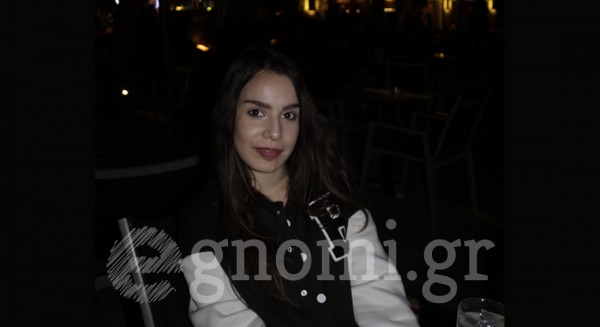 Θέλει να ακούσει τον αγαπημένο της τραγουδιστή έξω από το κόκκινο σπίτι!