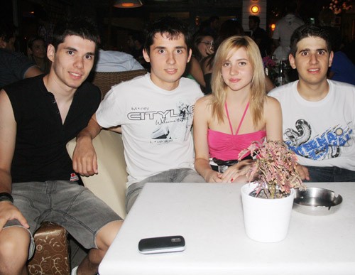 Άσπονδοι φίλοι