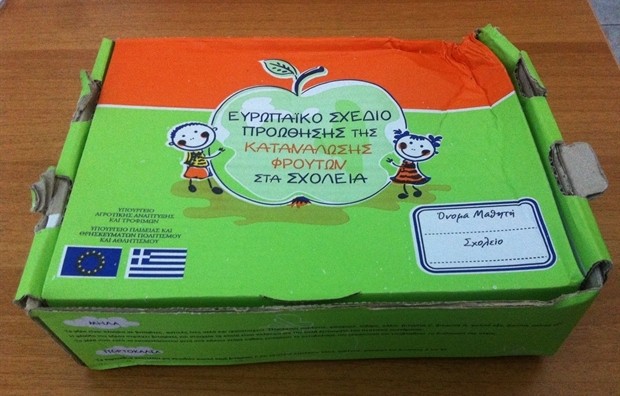 Εμπαίζουν τα φτωχά παιδιά με σάπια φρούτα