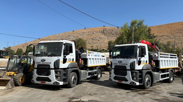 ΔΗΜΟΣ ΧΑΛΚΙΔΕΩΝ: Τέθηκαν σε λειτουργία τα δύο καινούρια φορτηγά με αρπάγη