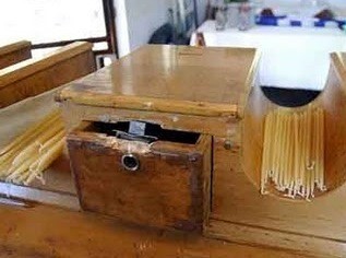 Βούτηξε λεφτά από το παγκάρι