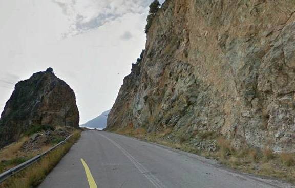 ΚΑΙΡΟΣ ΕΥΒΟΙΑ: Διακόπηκε η κυκλοφορία στο δρόμο Λουτρών Αιδηψού -Λίμνης στα Ήλια λόγω κατολισθήσεων