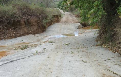 Έφτιαξαν δρόμο για να περνάνε το ποτάμι