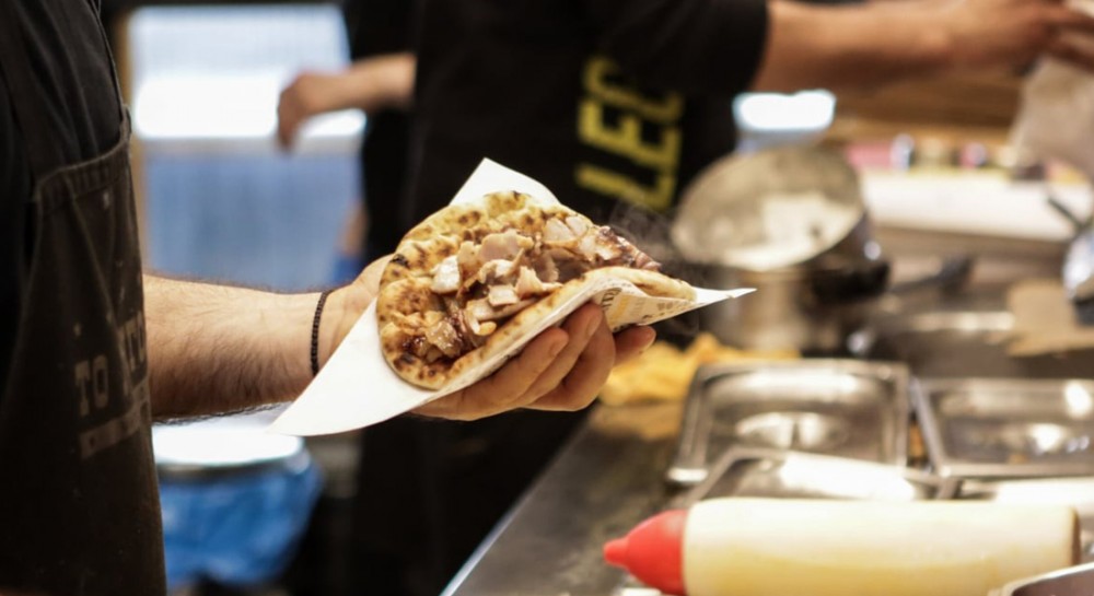 Καύσωνας: Λιποθύμησε εργαζόμενος σε κατάστημα εστίασης