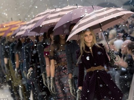 Εβρεξε στην πασαρέλα!